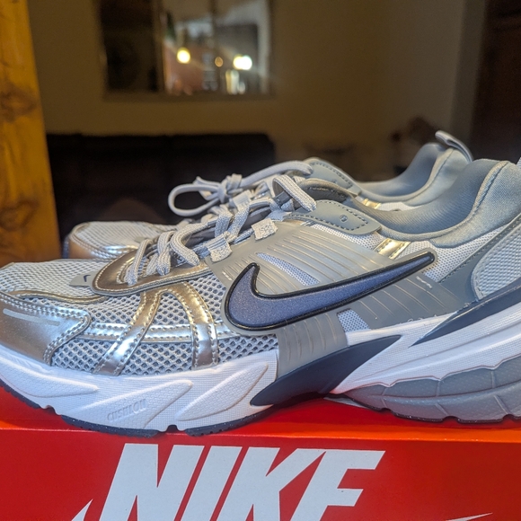 Nike Men's V2K Men's Size 9.5 Running Shoe